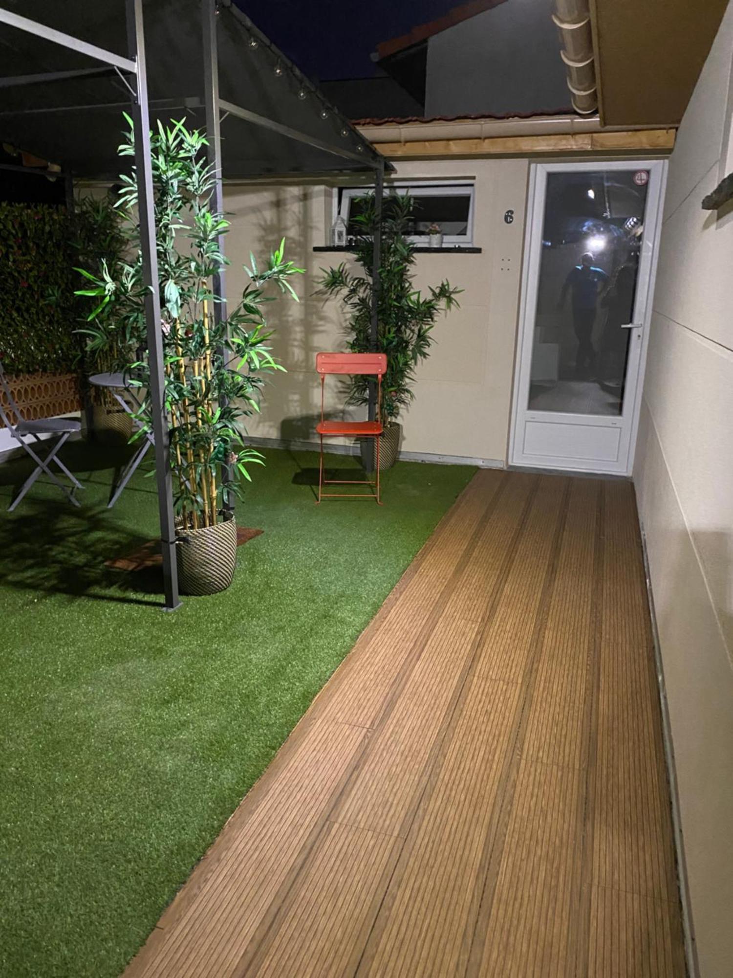 Paris-Eiffel, Bienvenue -Terrasse -Netflix Pantin Exterior foto